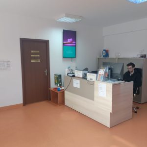 Reteaua-Digitala-Indoor-DOOH-Eridan-Microclinica-Aviatiei-Receptie-2-4