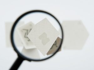 Imagine cu semne ascunse și ochi scrutând.