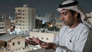 O persoană obosită cu puține monede în mână.