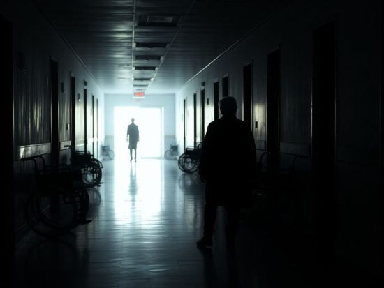 Pacient vulnerabil singur într-un coridor de spital pustiu.